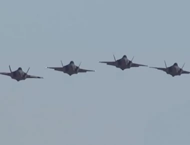 Εντυπωσιακή εναέρια λήψη μαχητικών F-35A της USAF